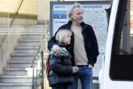 Amsterdam 20 januari 2026
Daan Schuurmans met zijn zoon op de tram aan het wachten . Daarna reden ze naar hun nieuwe huis .