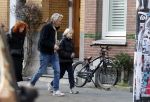 Amsterdam 20 januari 2026
Daan Schuurmans met zijn zoon op de tram aan het wachten . Daarna reden ze naar hun nieuwe huis .