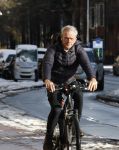 Amsterdam 6 januari 2026
Jaap Jongbloed vertrekt bij zijn sportschool op de fiets naar huis .