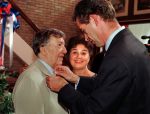 Weert, 1 juli 1998
Johnny en zijn dochter Jacquemine samen 100 in het bedrijf.
Johnny 60 en zijn dochter 40 jaar worden door de voorzitter van de Kamer van Koophandel onderscheiden met de zilveren en gouden medaille.
Foto bestemd voor pag. 2 Vuurwerk.