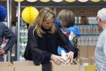 Rotterdam 15 januari 2026
Koningin Maxima bezoekt stichting jarige Job en pakt samen met de andere vrijwilligers de miljoenste doos / box in .