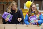 Rotterdam 15 januari 2026
Koningin Maxima bezoekt stichting jarige Job en pakt samen met de andere vrijwilligers de miljoenste doos / box in .