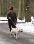 Huizen 11 januari 2026
Linda de Mol en haar partner Jeroen Rietbergen laten in een koud Huizen hun twee honden uit . Ze zijn beide warm aangekleed .