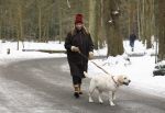 Huizen 11 januari 2026
Linda de Mol en haar partner Jeroen Rietbergen laten in een koud Huizen hun twee honden uit . Ze zijn beide warm aangekleed .