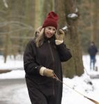 Huizen 11 januari 2026
Linda de Mol en haar partner Jeroen Rietbergen laten in een koud Huizen hun twee honden uit . Ze zijn beide warm aangekleed .