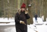 Huizen 11 januari 2026
Linda de Mol en haar partner Jeroen Rietbergen laten in een koud Huizen hun twee honden uit . Ze zijn beide warm aangekleed .