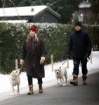 Huizen 11 januari 2026
Linda de Mol en haar partner Jeroen Rietbergen laten in een koud Huizen hun twee honden uit . Ze zijn beide warm aangekleed .