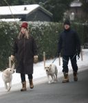 Huizen 11 januari 2026
Linda de Mol en haar partner Jeroen Rietbergen laten in een koud Huizen hun twee honden uit . Ze zijn beide warm aangekleed .