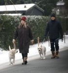 Huizen 11 januari 2026
Linda de Mol en haar partner Jeroen Rietbergen laten in een koud Huizen hun twee honden uit . Ze zijn beide warm aangekleed .