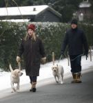Huizen 11 januari 2026
Linda de Mol en haar partner Jeroen Rietbergen laten in een koud Huizen hun twee honden uit . Ze zijn beide warm aangekleed .