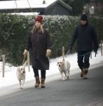 Huizen 11 januari 2026
Linda de Mol en haar partner Jeroen Rietbergen laten in een koud Huizen hun twee honden uit . Ze zijn beide warm aangekleed .