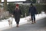 Huizen 11 januari 2026
Linda de Mol en haar partner Jeroen Rietbergen laten in een koud Huizen hun twee honden uit . Ze zijn beide warm aangekleed .