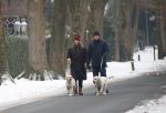 Huizen 11 januari 2026
Linda de Mol en haar partner Jeroen Rietbergen laten in een koud Huizen hun twee honden uit . Ze zijn beide warm aangekleed .