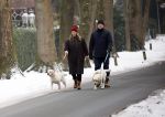 Huizen 11 januari 2026
Linda de Mol en haar partner Jeroen Rietbergen laten in een koud Huizen hun twee honden uit . Ze zijn beide warm aangekleed .