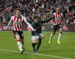 Eindhoven, 1 Februari 2026
Kompetitiewedstrijd PSV-Feyenoord, eindstand 3-0
Paul Wanner in duel Jordan Bos