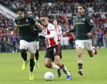 Eindhoven, 1 Februari 2026
Kompetitiewedstrijd PSV-Feyenoord, eindstand 3-0
Sergino Dest in duel met Anel Ahmedhodzic