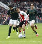 Eindhoven, 1 Februari 2026
Kompetitiewedstrijd PSV-Feyenoord, eindstand 3-0
Sergino Dest in duel met Anel Ahmedhodzic