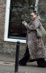 Abcoude 19 januari 2026
Trijntje Oosterhuis in gesprek op straat in Abcoude