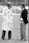 Amsterdam
13 Mei 1981
Aad de Mos in gesprek met AZ-speler Hugo Hovekamp
