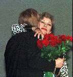 Apeldoorn, 17 februari 1999
Benny Neyman 25 jaar artiest wordt hier omhelsd door Conny Vandenbosch