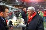 Eindhoven, 18 februari 1999
Canal + verslaggever Sierd de Vos overhandigt Bobby Robson een taart voor zijn 66e verjaardag