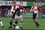 21 Februari 1999
Feyenoord-PSV 3-1
Chris v d Weerden wordt op de huid gezeten door Peter v Vossen