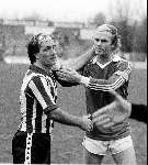 Dick Advocaat spelend voor Sparta wordt gefeliciteerd door PSV-aanvoerder Ruud Geels 1979
