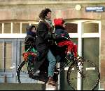 Diewertje Blok fietsend met haar twee kinderen