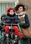 Diewertje blok fietsend met haar twee kinderen