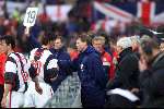 21 Februari 1999
Assistent trainer Erwin Koeman spreekt zijn aanvoerder Luc Nilis toe