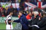 21 Februari 1999
Assistent trainer Erwin koeman in gesprek met Luc Nilis geheel rechts kijkt Cees Rein v d Hoogenband toe