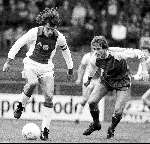 AJAX-PSV 2-1
Ajax-aanvoerder Frank Arnesen in duel met Jan Poortvliet