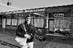 Huub Stevens voor het kantoor van INCA te Haarlem
1979