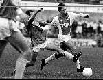 Amsterdam AJAX-PSV, eindstand 5-2
Johan Cruyff in duel met Willy v d Kerkhof
1980