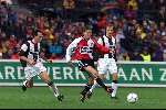 21 Februari 1999
Feyenoord-PSV 3-1
Jon Dahl Tomasson in duel met Dmitri Khokhlov, scheidsrechter Luinge kijkt toe.