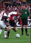 21 Februari 1999
Feyenoord-PSV 3-1
Jon Dahl Tomasson in duel met Dmitri Khokhlov, scheidsrechter Luinge kijkt toe.