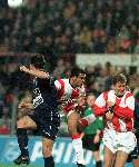 Eindhoven, 3 oktober 1998
PSV-Fortuna SC, eindstand 2-0
PSV-ers Marcos en Andrei Skerla proberen Jurgen Dirkx van Fortuna SC te slim af te zijn.