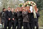 Son, 27 Februari 1999
Begrafenis Menno Oosting
Op de foto v.l.n.r.: Richard Krajiceck ( die speciaal vanuit London was overgevlogen en s\'avonds weer de halve finale wist te winnen). Michiel Schapers, Jan Siemerink