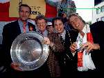 Juni 1997
Rene Eijkelkamp toont de KNVB-schaal  met links van hem Prins Bernhard Jr. en geheel rechts Chris Zegers