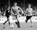 Ijzeren Rinus Israel in aktie voor PEC Zwolle-PSV rechts van hem Michel Valke
1979