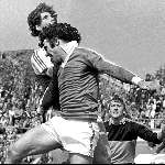 Wim v Hanegem in duel met Rob Landsbergen en Pim Doesburg 1979