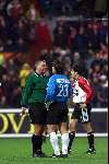 21 Februari 1999
Feyenoord-PSV 3-1
Diskussie tussen Scheidsrechter Luinge en Ronald Waterreus nadat laastgeomende de rode kaart heeft ontvangen.