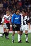 21 Februari 1999
Ronald Waterreus wordt getroost door plieggenoot Chris v d Weerden nadat hij een rode kaart heeft gekregen
Feyenoord-PSV 3-1