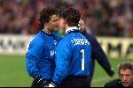 21 Februari 1999
Doelman Ronal Waterreus wenst zijn kollega Patrick lodewijks sukses toe nadat hij met een rode kaart van het veld is gestuurd door scheidsrechter Luinge in de wedstrijd Feyenoord-PSV, eindstand 3-1