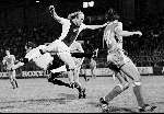 AJAX-PSV met doelman Jan v Beveren is hier de situatie meester voordaat Ruud Geels (AJAX) gevaarlijk kan worden
1978