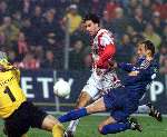 Eindhoven, 18 februari 1999
Ruud v Nistelrooy scoort zijn tweede doelpunt in de wedstrijd PSV-FC Twente.Spira Grujic komt te laat en doelman Sander Boschker is verslagen.