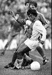 Simon Tahamata in duel met Adri v Kraaij 1979