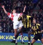 Eindhoven, 19 februari 2000
PSV-Vitesse ( kompetitie} eindstand 3-2
Andre Ooijer in duel met Mahamadou Diarra