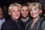 Bussum 3 februari 2000
Afscheidsfeest Roos van discotheek STARS
Anita Meijer met haar kapper en dochter van AZ-Molenar