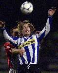 Eindhoven, 31 januari 2000
EVV Eindhoven-SC Emmen, eindstand 0-1
Bert Zuurman in duel met Alfons Arts